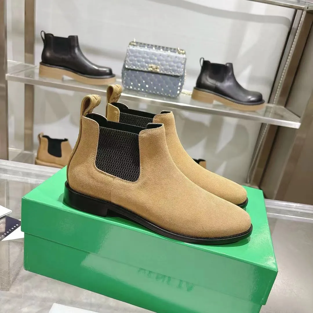 [BV] Top P: 840💰Size for couples: Female 35-39 Male 39--44 (Female 40. Male 38.45.46.47 customization is not returnable) [Note‼ ️] Add 💰 to size 46, add 20💰 to size 47, Bottega Veneta 2025 autumn and winter counter synchronized style Bottega Veneta small round toe short boots, high mercerized cow velvet, solid color cow lining! Leather outsole! A one-to-one replica of the original! Fine workmanship! quality assurance!